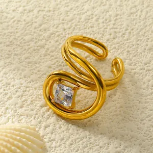 Makroaufnahme des 18k vergoldeten Rings mit quadratischem Zirkon auf beigem Grund