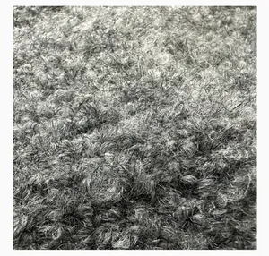 Detailaufnahme der lockigen silbergrauen Wollmischung Stricktextur und Faserstruktur