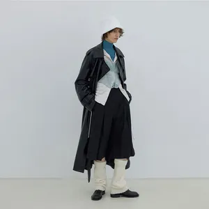 Minimalistische Beinstulpen aus Wollmischung mit schwarzem Ledermantel und weitem Bein