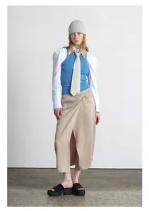 Gesamtansicht der warmen grauen Strickmütze für Damen, kombiniert mit Minimalist-Outfit