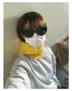 Detalle de la textura de lana tejida en amarillo brillante de un pasamontañas de invierno