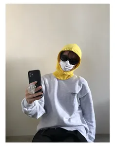 Textura detallada de un pasamontañas balaclava de lana amarilla tejida con estilo callejero