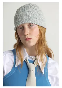 Detailaufnahme der hellblauen Strickmütze aus Bouclé-Wolle für den Winter und Herbst