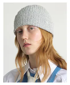 Nahaufnahme einer hellblauen Strickmütze aus Bouclé-Garn für Damen im Winter-Look