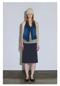 Detail einer minimalistischen Damen-Strickmütze kombiniert mit lässigem Lagenlook-Outfit
