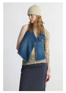 Detailansicht der dunkelblauen Denim-Weste mit asymmetrischem Schnitt und Pattentasche