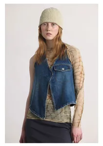 Nahaufnahme einer beigen grob gestrickten Beanie-Mütze mit strukturierter Oberfläche