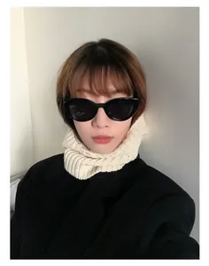 Primer plano de la textura de lana del pasamontañas blanco roto con gafas de sol