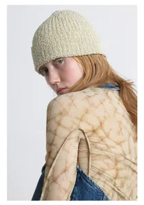 Nahaufnahme der hellgrünen Strickmütze mit weicher Bouclé-Textur und warmer Baumwollmischung