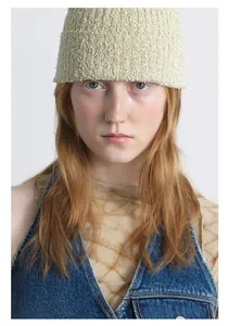 Detailansicht einer warmen, minimalistischen Damen-Strickmütze aus Baumwollmischung