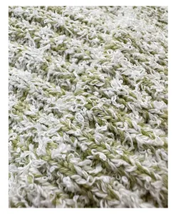 Detailansicht der weichen grün-weißen Bouclé-Strickstruktur für Wintermützen