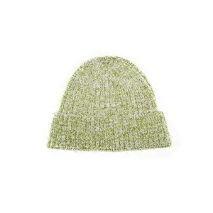 Grün-weiß gemischte Strickmütze mit flauschiger Textur und breitem Umschlagrand