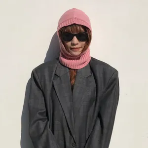 Pasamontañas de lana rosa con punto de canalé mostrado por una modelo con gafas