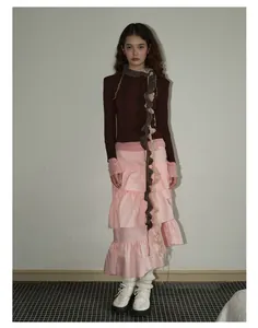 Detalle de bufanda de mezcla de lana y mohair con patrón ondulado y flecos con borlas