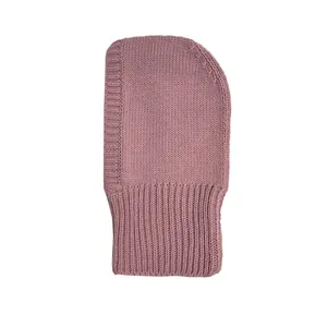 Pasamontañas de lana de punto en color rosa palo con textura acanalada y aislamiento