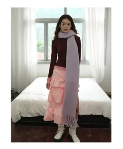 Details des hellvioletten Wollschals mit langen Fransen und weicher Textur