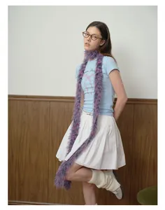 Dettaglio della sciarpa in ecopelliccia viola e rosa abbinata a un outfit stile Y2K