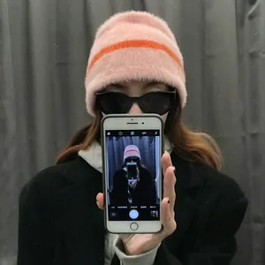 Winter Gestreifte Nerzimitat Strickmütze Für Damen Weiche Warme Nylon Gestreifte Beanie Outdoor Mode Kopfbedeckung Für Kalte Tage