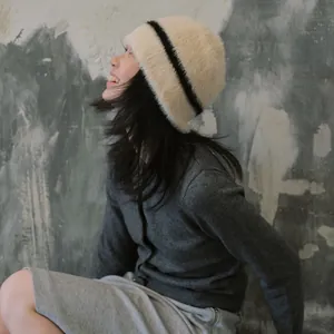 Gestreifte Kunstfell-Beanie-Mütze in Cremeweiß für die Herbst-Winter-Kollektion der Damen