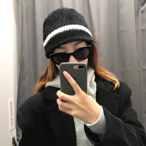 Gestreifte Strickmütze aus Nerzimitat in Schwarz mit weißem Streifen für Herbst und Winter