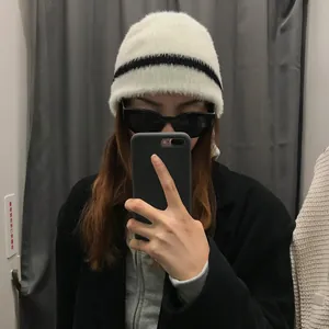 Minimalistische gestreifte Beanie-Mütze aus Webpelz in Weiß und Schwarz für den Winter