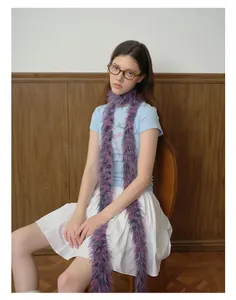 Dettaglio della trama di una sciarpa lunga sottile in ecopelliccia viola e rosa