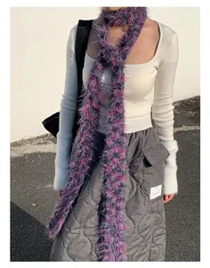 Dettaglio della sciarpa in pelliccia sintetica colorata con top in maglia e gonna trapuntata