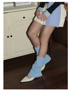 Dettaglio di scaldamuscoli in maglia pelosa azzurra con spacco e maniche coordinate