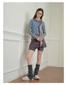 Detalle de un conjunto a capas con una bufanda de lana mohair de textura ondulada