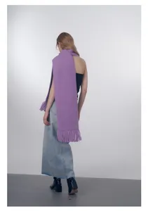 Dettaglio della spessa trama a maglia e delle lunghe frange su questa sciarpa viola