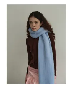 Detaillierte Textur des weichen gletscherblauen Wollschals mit flauschigem Finish