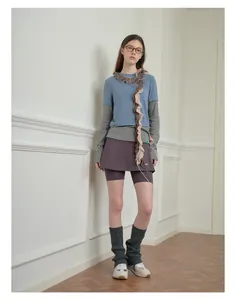Detalle de una bufanda de punto de mohair ondulado combinada con un atuendo casual a capas