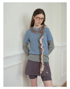 Detalle de bufanda de mohair multicapa y conjunto de moda en una modelo elegante
