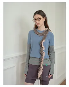 Detalle de bufanda de mezcla de lana mohair con volantes y flecos de punto de diseño