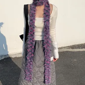 Sciarpa sottile in finta pelliccia di visone con maglia colorata viola e rosa
