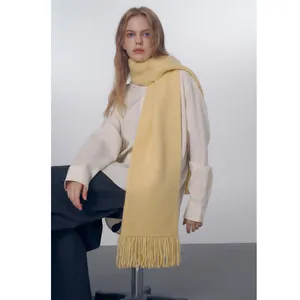 Sciarpa in maglia spessa giallo vivace con frange, stile minimalista per l'inverno