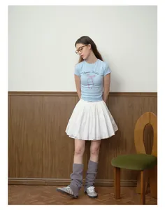 Outfit stile balletcore vintage francese con scaldamuscoli in maglia grigia e gonna a sbuffo