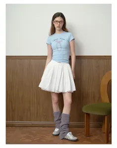 Dettaglio di scaldamuscoli in maglia grigia con spacco laterale per stile Y2K