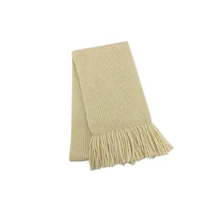 Sciarpa in maglia spessa beige con trama a coste verticali e decorazione di frange