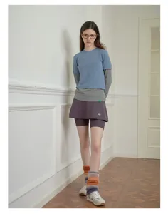 Outfit Y2K con scaldamuscoli in finta pelliccia sfumata e stile a strati a righe
