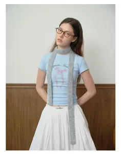 Sciarpa sottile grigia in misto lana abbinata a una t-shirt azzurra e una gonna bianca