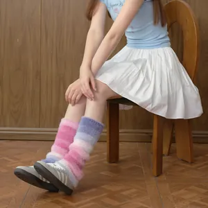 Scaldamuscoli pelosi sfumati rosa e blu in stile Y2K giapponese per un look alla moda