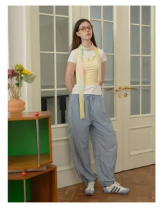 Damen-Styling eines schmalen Wollmischschals mit Farbverlauf und einer Freizeithose