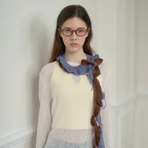 Bufanda de lana mohair con volantes en contraste azul y marrón con acabado de flecos