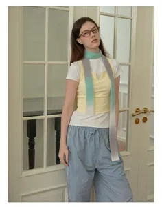 Detailaufnahme des mintgrünen Strickschals mit Farbverlauf und lässigem Frühlingsoutfit