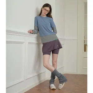 Γυναικείο layering t-shirt, skort και πλεκτές γκέτες σε καθημερινό αθλητικό στυλ ντυσίματος