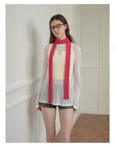 Scatto di stile di una sciarpa sottile in misto lana magenta con un top in maglia bianca