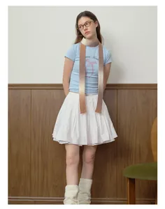 Preppy-Look mit langem Strickschal mit Farbverlauf und blauem T-Shirt mit Schmetterling