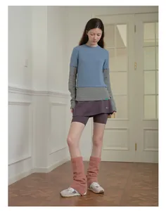 Dettaglio di scaldamuscoli rosa sfocati con scarpe da ginnastica in stile moda y2k