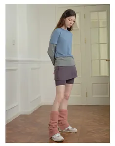 Dettaglio di scaldamuscoli in maglia rosa con spacco per stile Y2K da donna